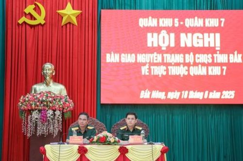 Bàn giao nguyên trạng Bộ CHQS tỉnh Đắk Nông về trực thuộc Quân khu 7