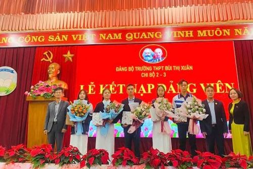 Trường THPT Bùi Thị Xuân đẩy mạnh phát triển đảng viên trẻ