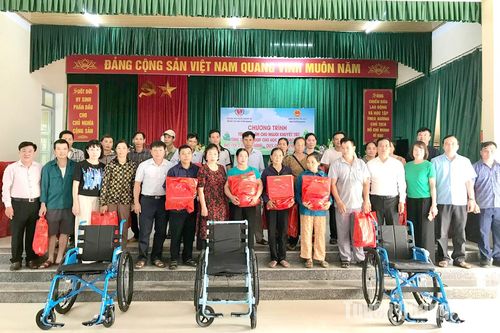 Trên 190 triệu đồng tặng quà người khuyết tật và trẻ mồ côi huyện Yên Sơn