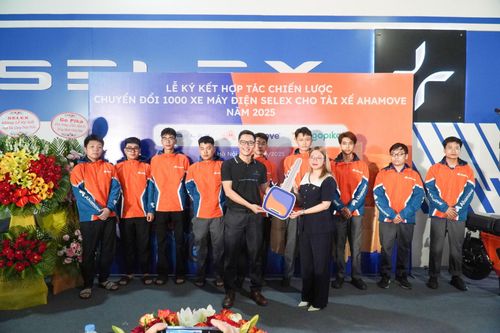 Ahamove tiên phong chuyển đổi 1.000 xe máy điện Selex, dẫn đầu xu hướng giao hàng xanh tại Việt Nam