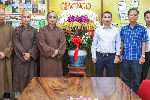 Đại tá Phạm Đình Ngọc và lãnh đạo các đơn vị thăm Báo Giác Ngộ nhân Ngày Báo chí Cách mạng Việt Nam 21-6