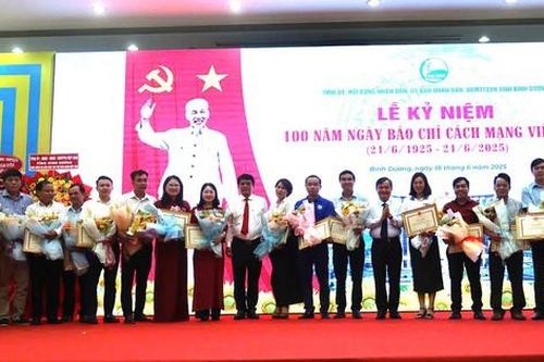 Báo Xây dựng nhận bằng khen từ lãnh đạo tỉnh Bình Dương