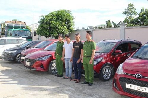 Phá ổ nhóm chuyên thuê xe ô tô tự lái, làm giả giấy tờ rồi mang đi cầm cố