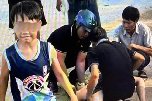 Ba anh em ruột may mắn thoát chết trong gang tấc khi bị đuối nước