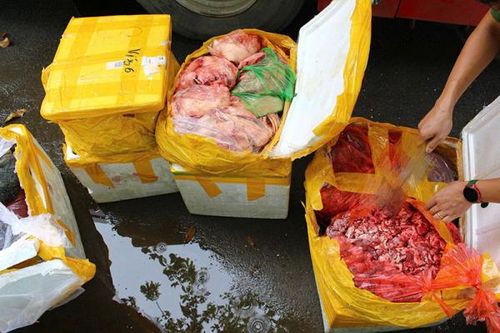 Phát hiện nhiều thùng xốp chứa nội tạng động vật hôi thối trên xe khách