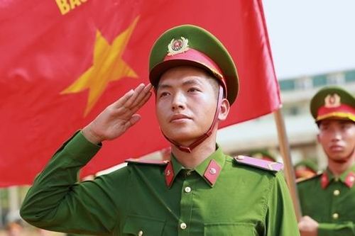 CBCS Công an nhân dân luyện rèn dưới nắng, chuẩn bị cho ngày đại lễ