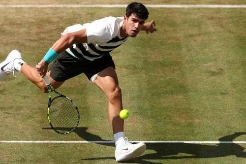 Alcaraz, Sinner khởi đầu thuận lợi ở Queen's Club và Halle Open