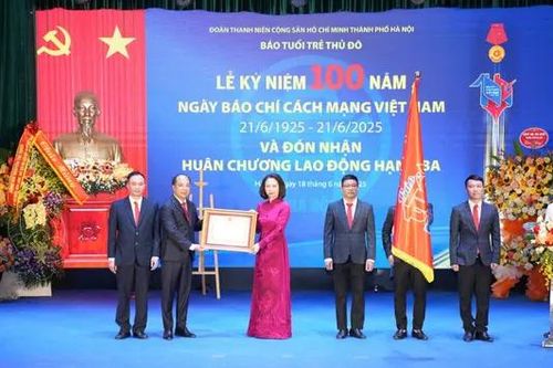 Báo Tuổi trẻ Thủ đô nhận Huân chương Lao động hạng Ba