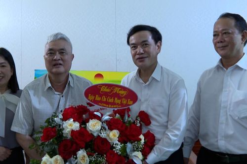 Báo Cao Bằng tặng quà các đồng chí nguyên lãnh đạo cơ quan báo chí nhân kỷ niệm 100 năm Ngày Báo chí cách mạng Việt Nam 21/6