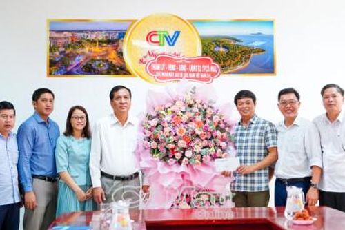 Nhiều đoàn đến thăm, chúc mừng 21/6 Báo và Đài Phát thanh - Truyền hình Cà Mau