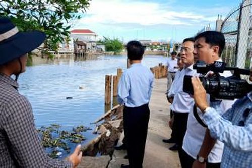 Nhà báo với nông dân