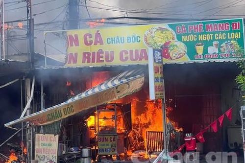 Cháy cơ sở làm đẹp và quán bún riêu, nghi do có người đổ xăng