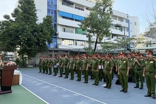 Công an TPHCM thu hồi - cấp mới con dấu cho các cơ quan, đơn vị sau sáp nhập tại 6 địa điểm