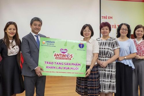 Diana Unicharm tặng khăn lau xua muỗi Bobby Antimos cùng phòng sốt xuất huyết