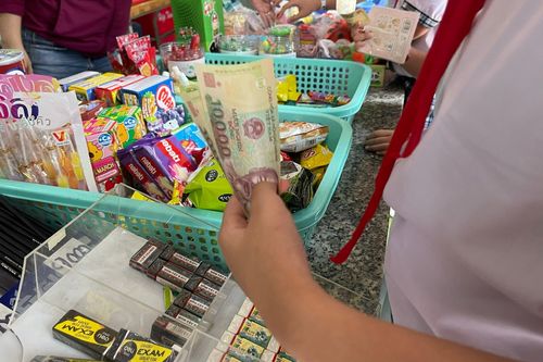 Con tôi bị cô lập vì không có tiền tiêu vặt để mua đồ ăn cổng trường