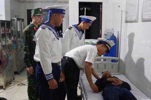 Cấp cứu kịp thời ngư dân gặp nạn trên biển Trường Sa