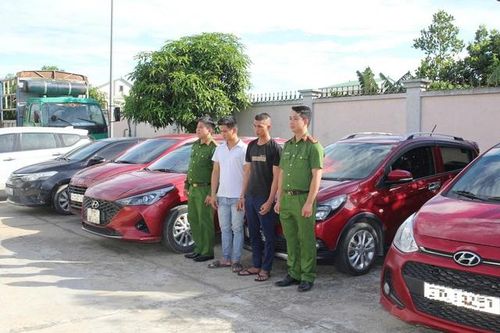Bắt hai đối tượng làm giả giấy tờ xe, lừa đảo hơn 5 tỷ đồng