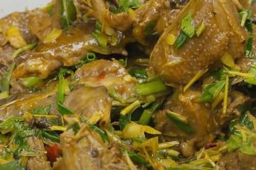 Cách làm chim bồ câu xào rau răm khử sạch mùi hôi và giữ được vị ngọt tự nhiên