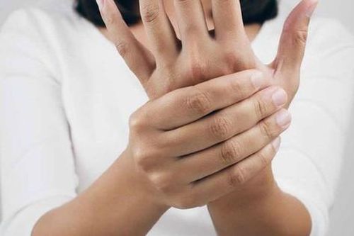 Tê tay là dấu hiệu của bệnh gì?
