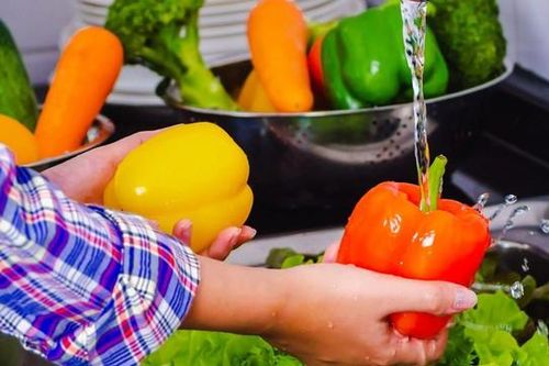 Rửa rau củ quả có nên dùng nước chuyên dụng hay tự chế?