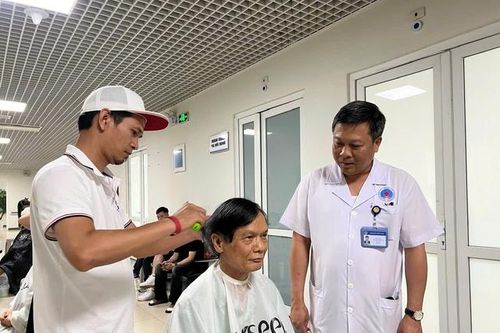 'Cắt tóc miễn phí - Kết nối yêu thương' nơi buồng bệnh
