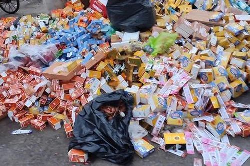 Khó hiểu hàng nghìn hộp thực phẩm chức năng đổ đống ở bãi rác