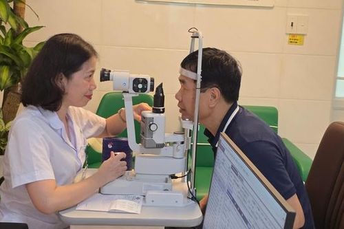 Hơn trăm nhà báo ở Hải Phòng được khám, chăm sóc mắt miễn phí