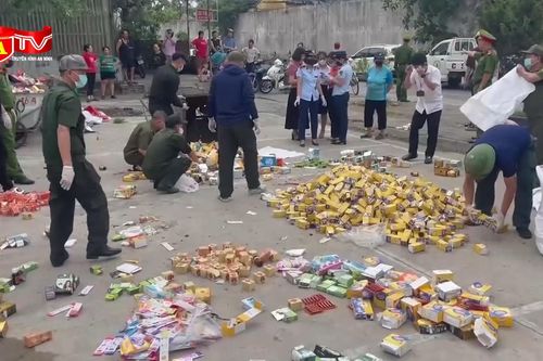 Cận cảnh lượng lớn thực phẩm chức năng cho người già, trẻ em bị đổ bỏ ở bãi rác