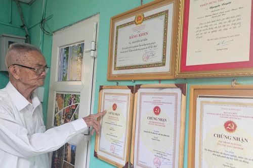Nhà báo nghiệp dư ở tuổi 100