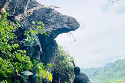 Quảng Bình: Nổ phá khối đá 30 tấn nằm cheo leo bên sườn núi có nguy cơ sạt lở