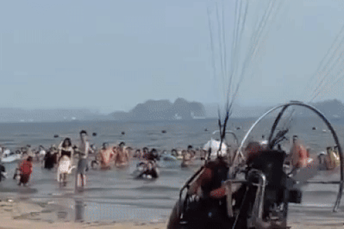 Dù lượn động cơ lao vào du khách trên bãi biển Hạ Long
