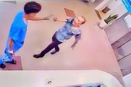 Đâm 'tình địch', xông vào bệnh viện hành hung tiếp: hành vi côn đồ không thể dung thứ
