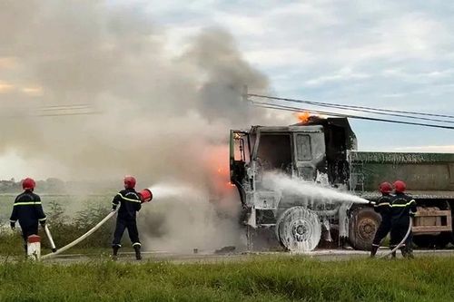 Thanh Hóa: Kịp thời dập tắt đám cháy xe ô-tô