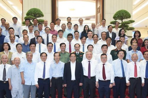 Thủ tướng Chính phủ Phạm Minh Chính gặp mặt lãnh đạo, nguyên lãnh đạo các cơ quan báo chí