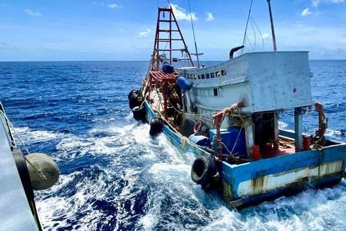 Cảnh sát biển cứu người bị thương nặng trên tàu cá