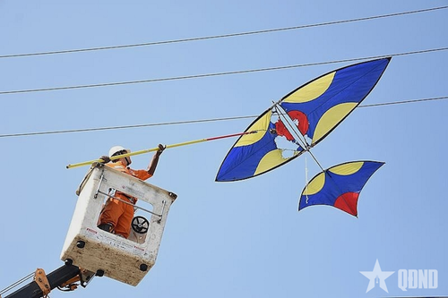 Hiểm họa khi thả diều gần đường dây điện
