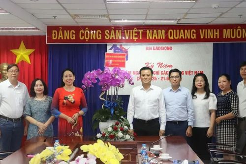 Phó Chủ tịch UBND TPHCM Bùi Xuân Cường thăm, chúc mừng cơ quan báo chí