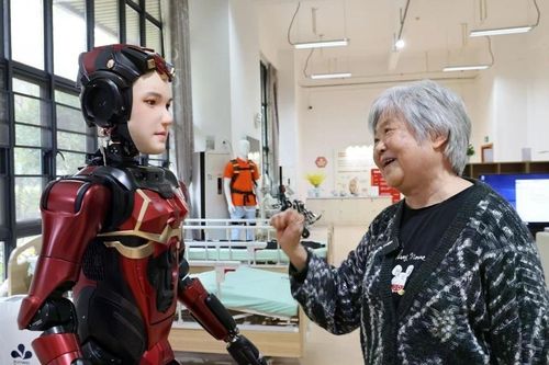 Người già ở Trung Quốc thoát cảnh neo đơn nhờ robot