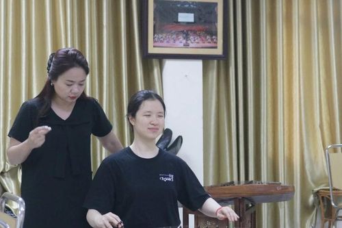 Nữ sinh bước ra từ 'bóng tối' cuộc đời, viết câu chuyện đẹp bằng âm nhạc