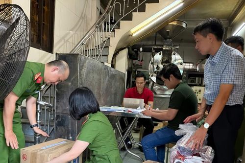 Cảnh báo sự nguy hại khi liên tiếp phát hiện số lượng lớn cà phê giả