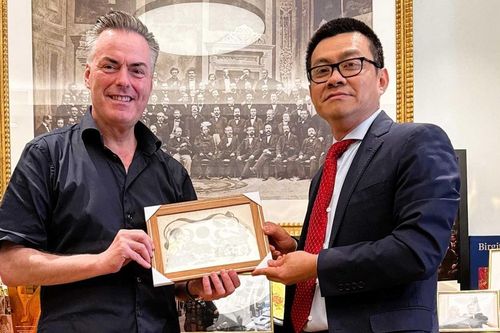 Đại sứ Vũ Lê Thái Hoàng làm việc với Chủ tịch Dàn nhạc giao hưởng Vienna