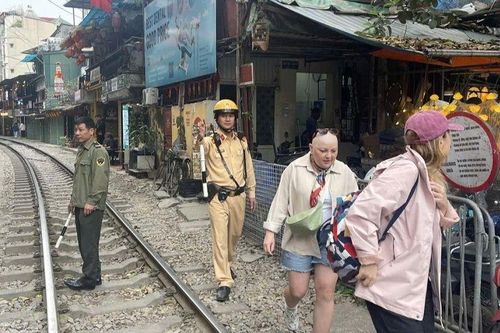 Thực hiện nghiêm quy định hành lang an toàn giao thông đường sắt