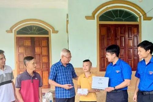 Ươm mầm yêu thương, nâng bước học sinh nghèo đến trường