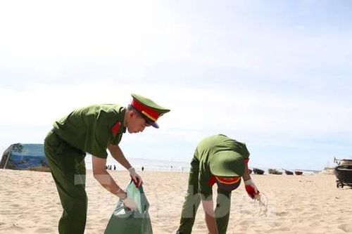 Hàng trăm cán bộ, chiến sĩ chung tay làm sạch bãi biển Cửa Lò