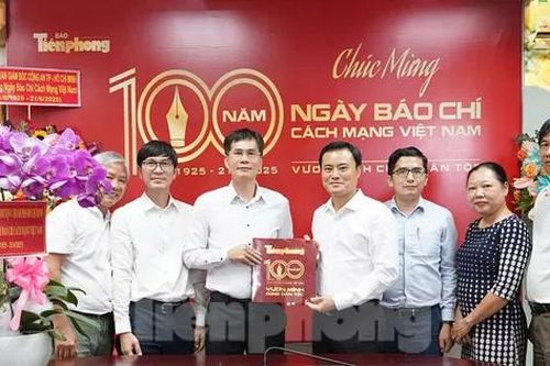 Phó Chủ tịch UBND TPHCM đến thăm, chúc mừng báo Tiền Phong
