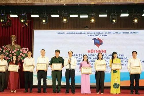 Chủ tịch thành phố Hà Nội tặng Bằng khen cho Báo Tiền Phong