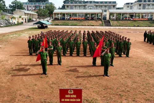Khối đứng Công an phơi mình dưới nắng gắt, nén đau rèn thể lực, luyện ý chí