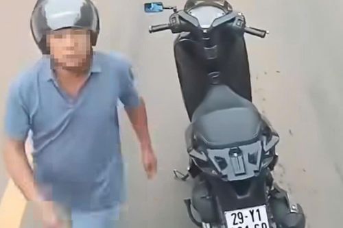 Người đàn ông chặn đầu ô tô, lớn tiếng 'biết bố mày là ai không?'