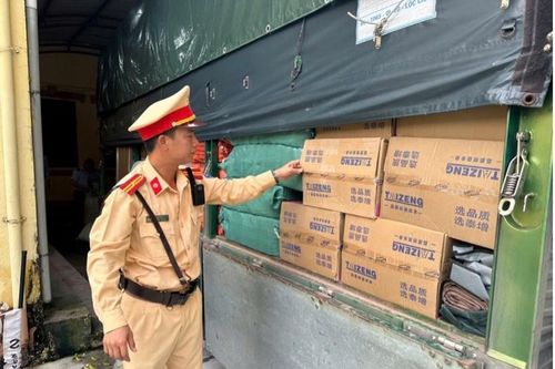 Liên tiếp phát hiện 3 xe vận chuyển hàng hóa không rõ nguồn gốc