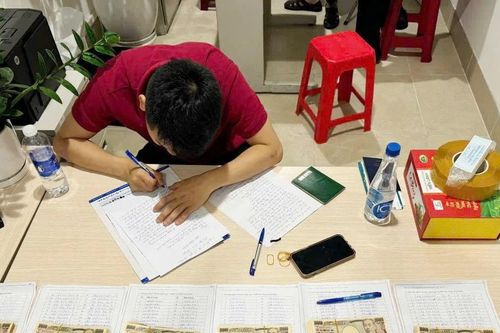 Hải quan Nội Bài bắt giữ đối tượng vận chuyển gần 7 triệu yen qua hành lý xách tay